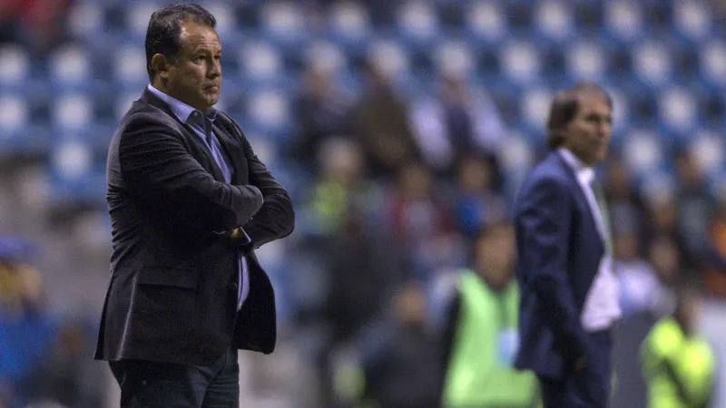 MEXSPORT Reynoso observa a sus jugadores en el Cuauhtémoc