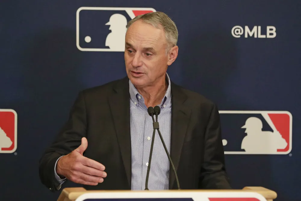 Rob Manfred en conferencia de prensa