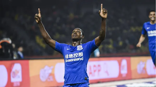AP Odion Ighalo como jugador del Shanghai Shenhua