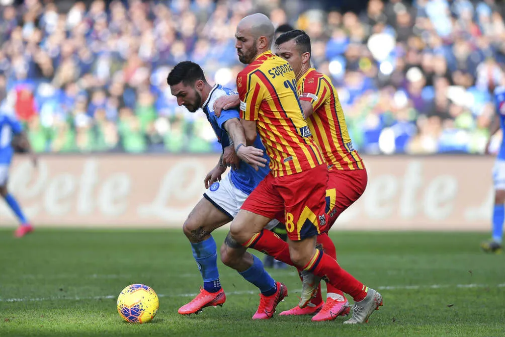 Matteo Politano protege la redonda contra dos rivales