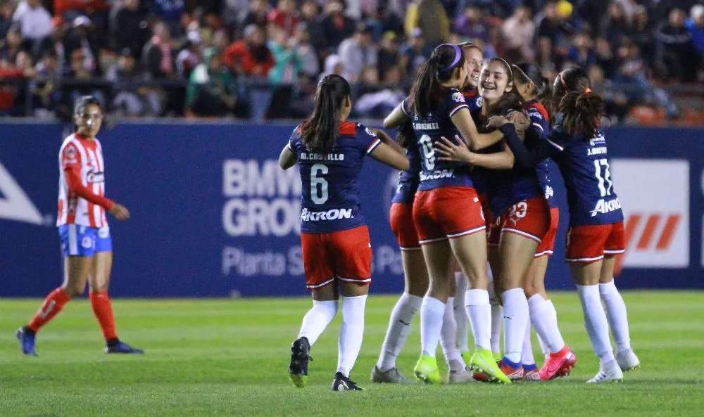 Jugadores de Chivas Femenil celebrando un gol