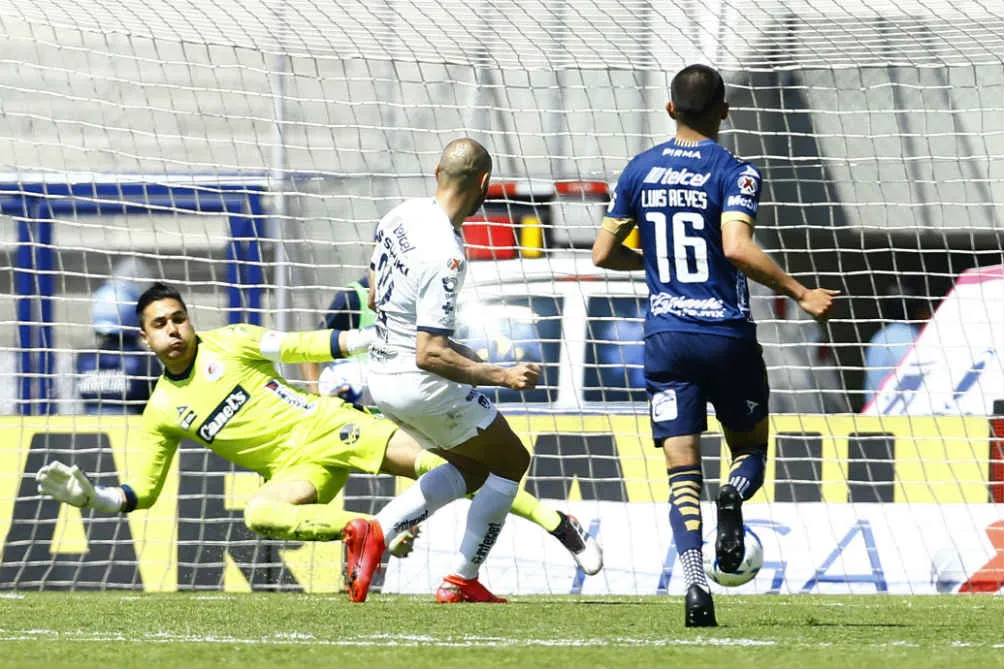 Carlos González a la hora de anotar su cuarto gol