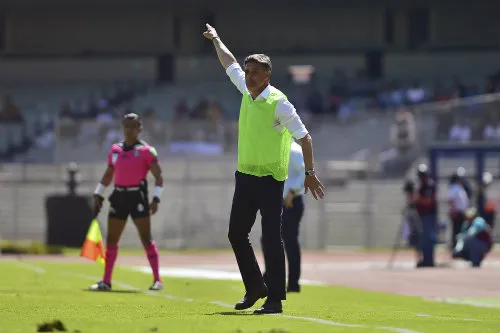El entrenador de Universidad en el juego vs Atlético de San Luis