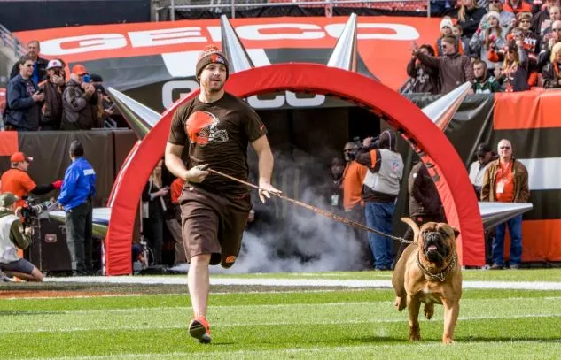 Swagger sale por el pasillo al FirstEnergy Stadium