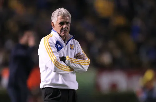 IMAGO7 Tuca Ferretti en la cancha del Volcán