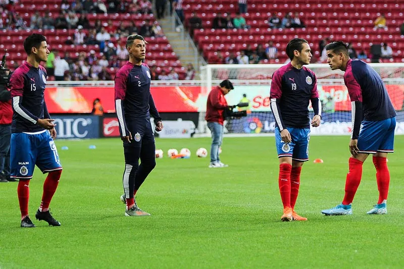 IMAGO7 Antuna y Calderón previo a un juego de Chivas