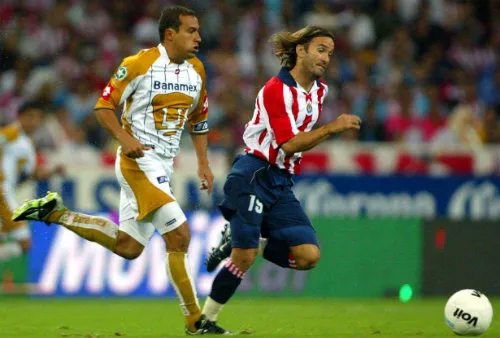 MEXSPORT Ailton Da Silva y Manuel Sol disputan un balón