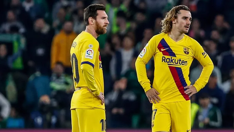 Messi y Griezmann durante un duelo en España