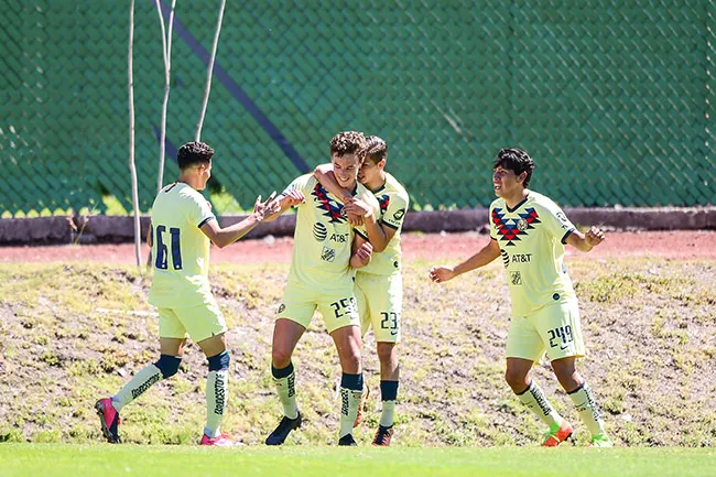 Jugadores del América Sub 17 festejan un gol