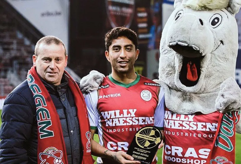 Govea recibiendo un premio