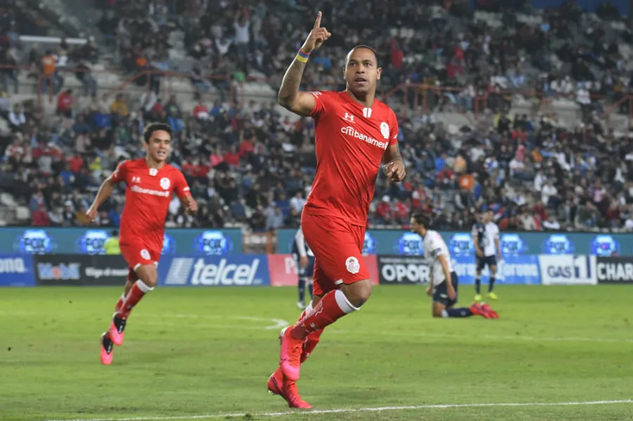 Felipe Pardo festeja su anotación en el juego ante Tuzos