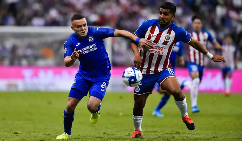 IMAGO7 Miguel Ponce pelea un balón con Cabecita Rodríguez