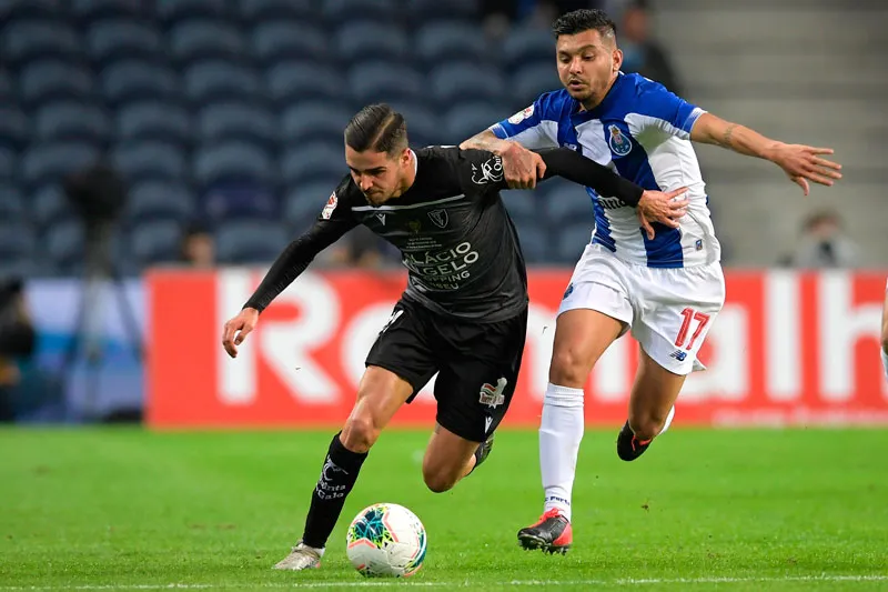 Tecatito pelea un esférico en la Copa de Portugal