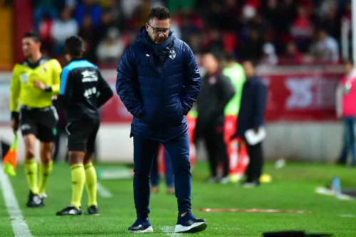 Turco Mohamed durante un partido de Rayados