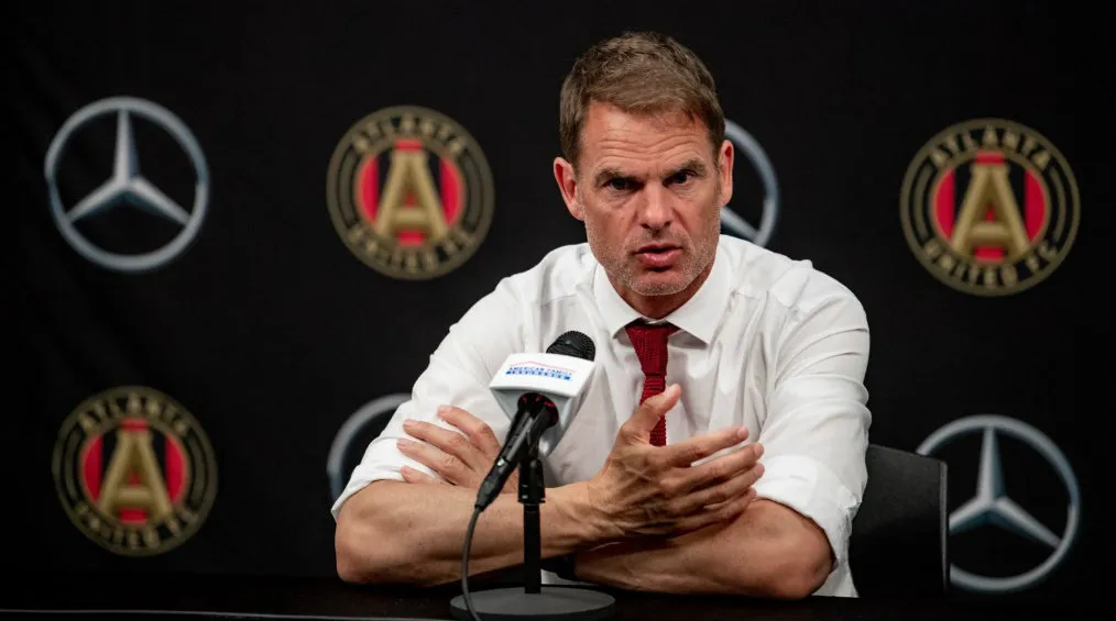 Frank de Boer en conferencia de prensa con Atlanta