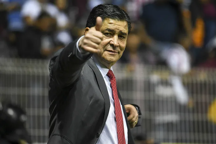 IMAGO7 Tena, en el banquillo de Chivas