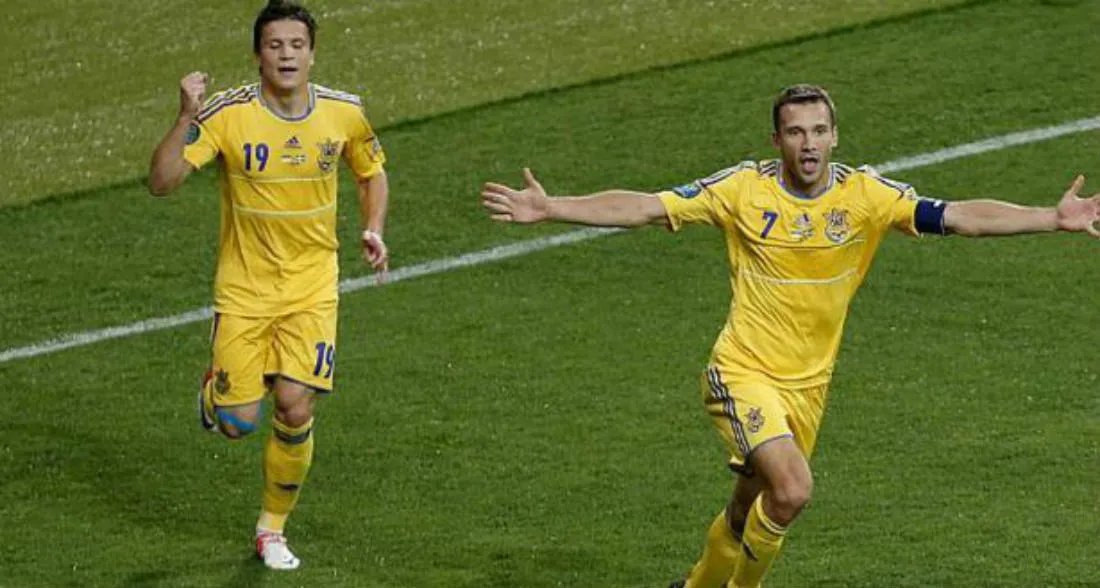 AP Shevchenko festeja un gol en su época como jugador de Ucrania