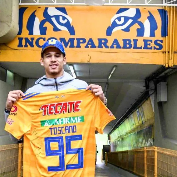TWITTER @TIGRESOFICIAL Juan Toscano posando con la playera de Tigres