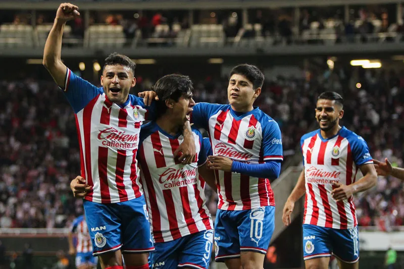 Jugadores de Chivas celebran un gol