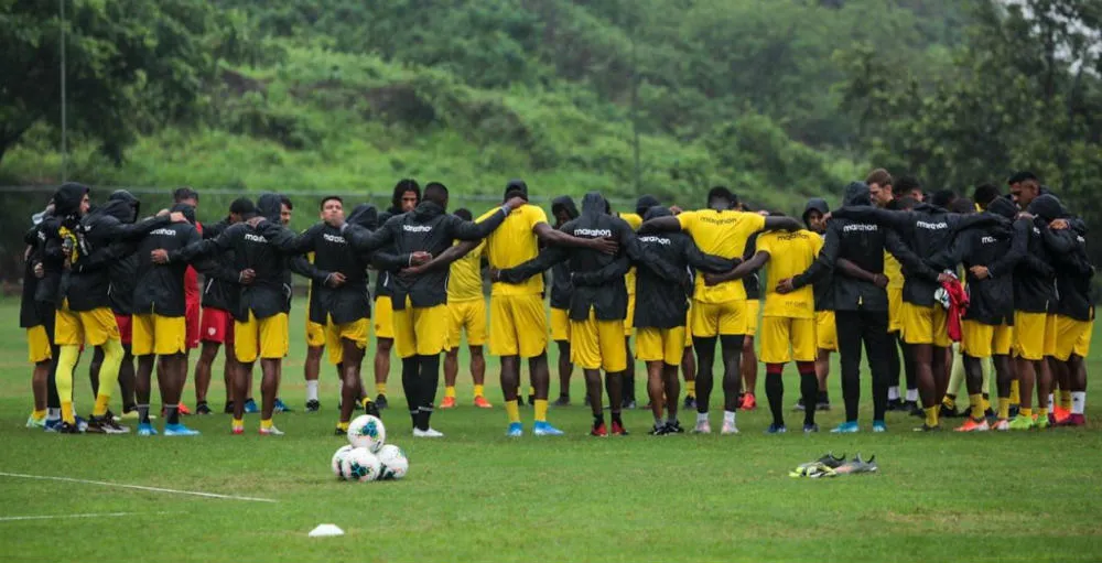 TWITTER @BarcelonaSC Jugadores del Barcelona Sporting se lamentan previo al juego