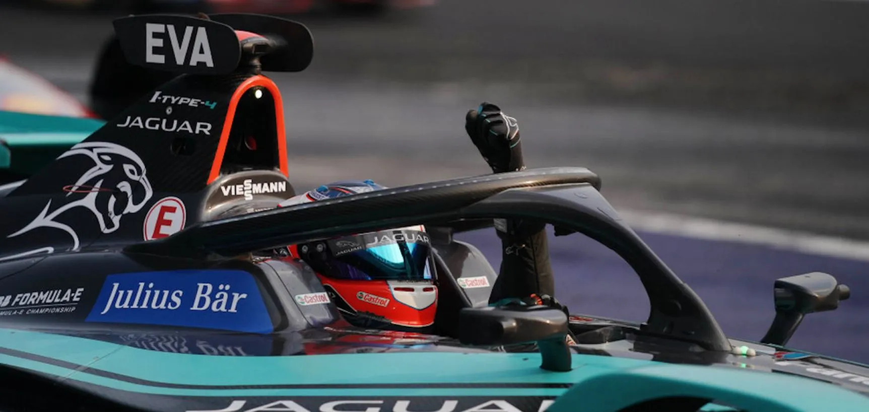 Mitch Evans festeja un triunfo