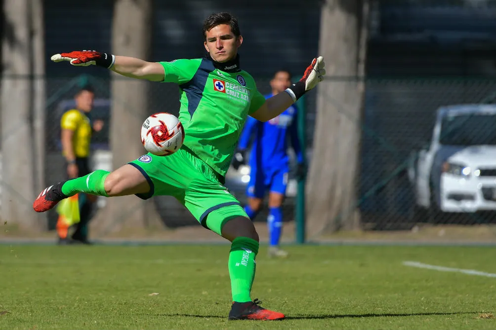 Jurado despeja un balón con la Sub-20