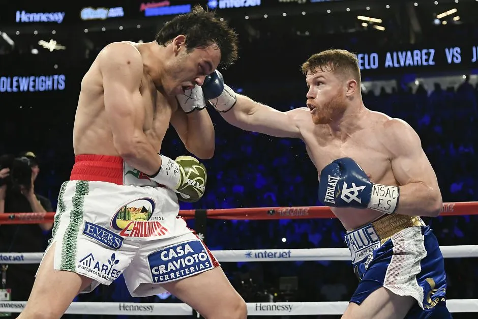 Chavez Jr. recibe un impacto por parte del Canelo