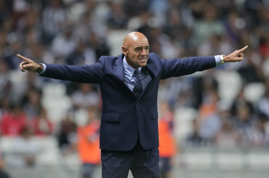 IMAGO7 Chelís dirigiendo un juego del Puebla