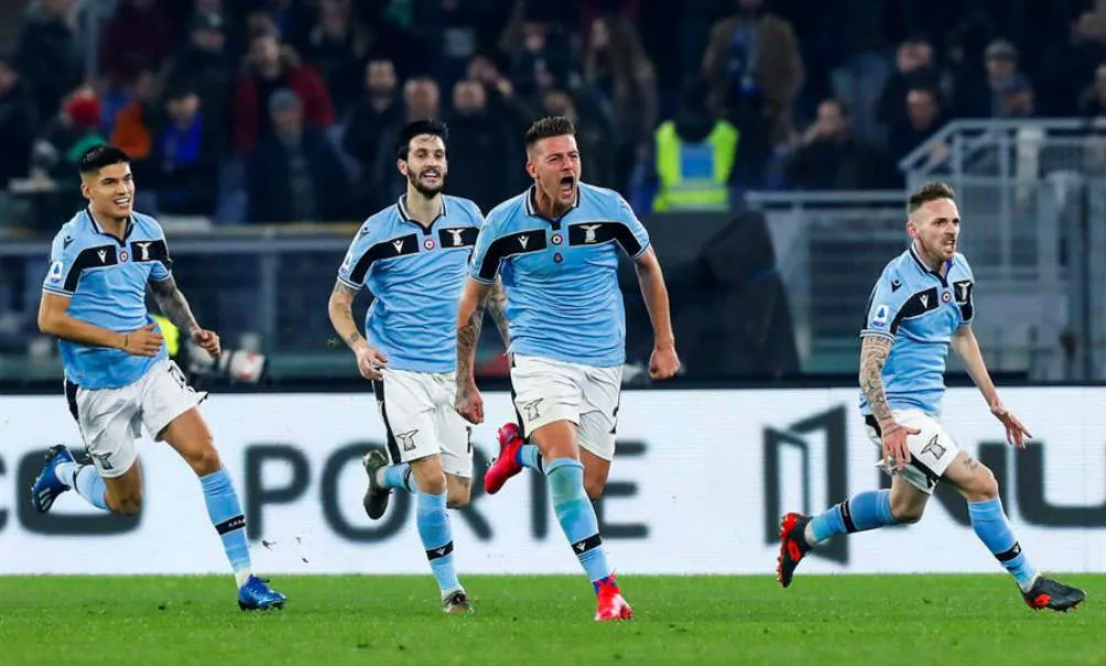 Sergej Milinković-Savić celebra su gol ante el Inter