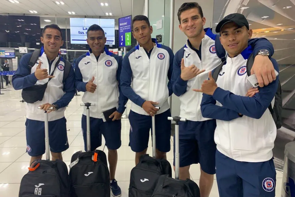 TWITTER @CRUZAZULCD Jugadores de Cruz Azul previo a viajar a Jamaica