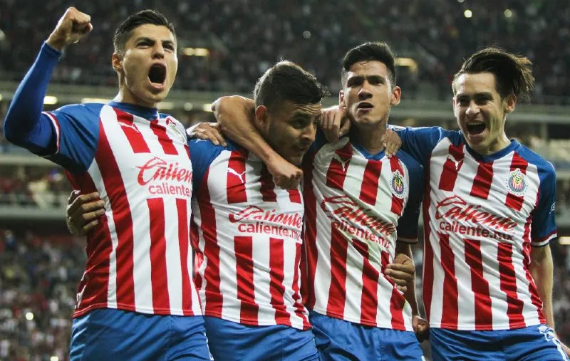 IMAGO7 Jugadores de Chivas celebrando un gol