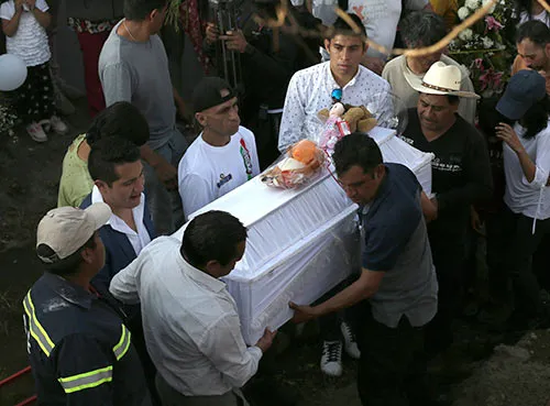 AP Imágenes del funeral de la niña