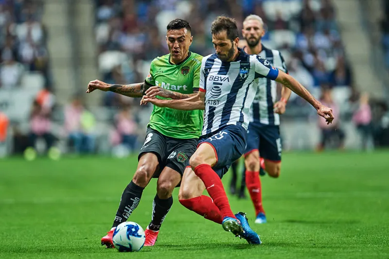 Basanta pelea un esférico en el Estadio BBVA