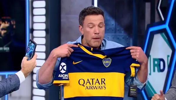 Ben Affleck posando con playera