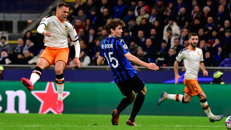 Denis Cheryshev durante un duelo con el Valencia