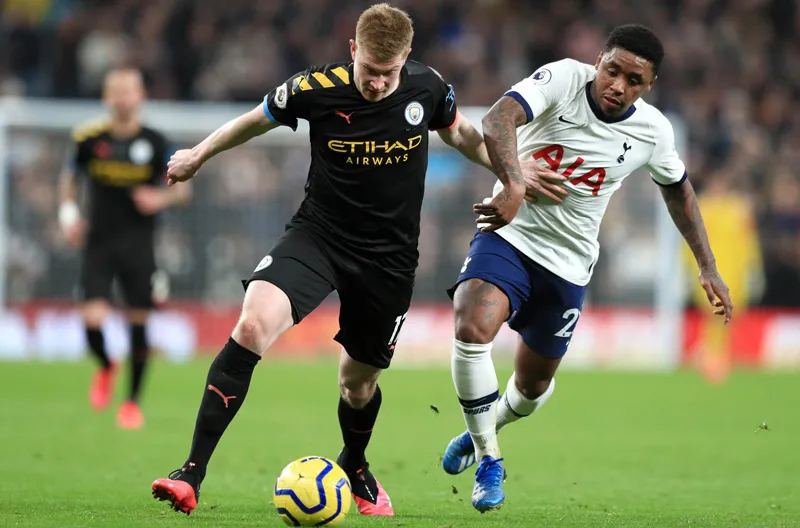 De Bruyne durante un duelo con el Manchester City