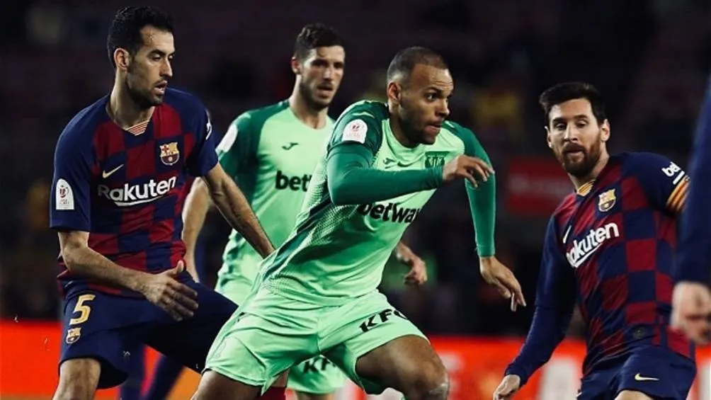 Martin Braithwaite encarando a Leo Messi