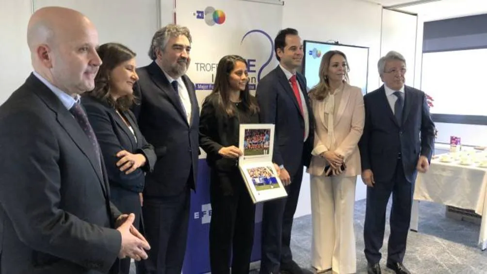 Kenti Robles, Cerezo, familiares y amigos en la entrega del premio a la mexicana