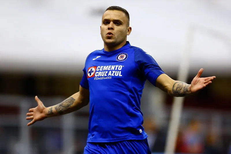 Cabecita celebra un tanto en el Estadio Azteca