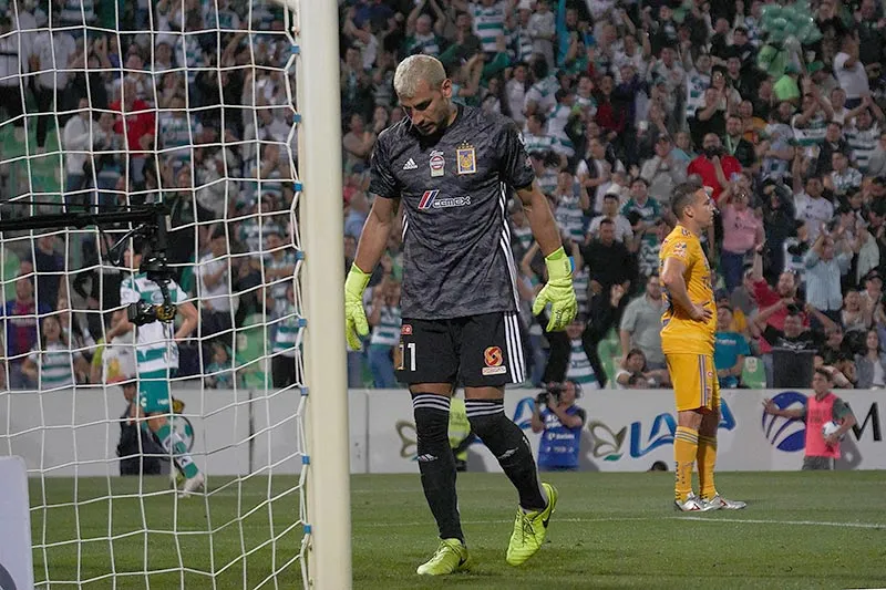 Nahuel Guzmán, en el partido contra Santos