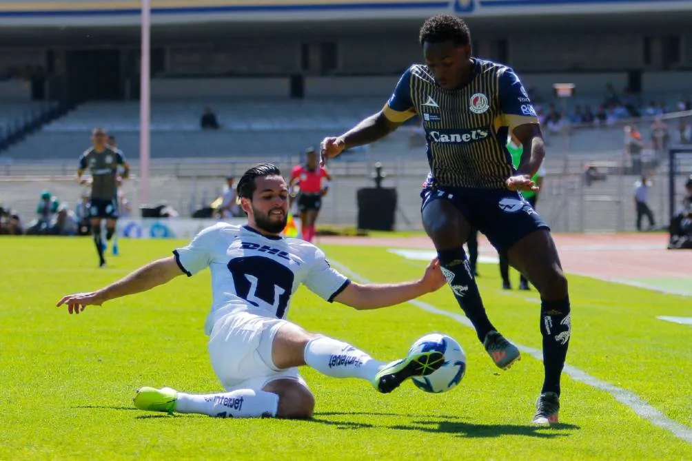 Luis Quintana y Anderson Julio pelan un balón en CU