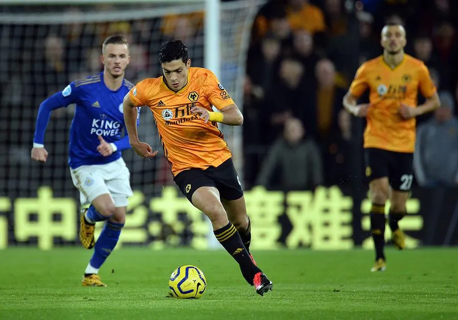 Raúl Jiménez conduce el balón en un partido de Wolves