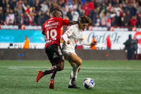 Isaác Brizuela en acción con Chivas