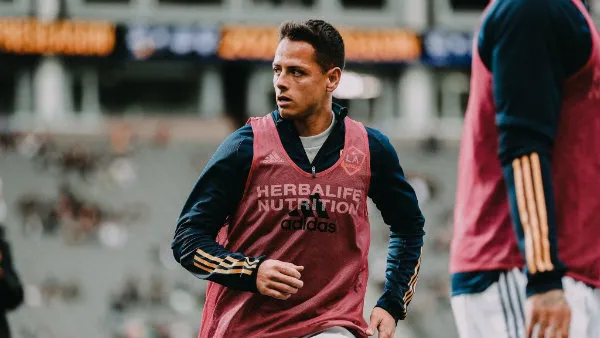Chicharito Hernández calentando en Carson