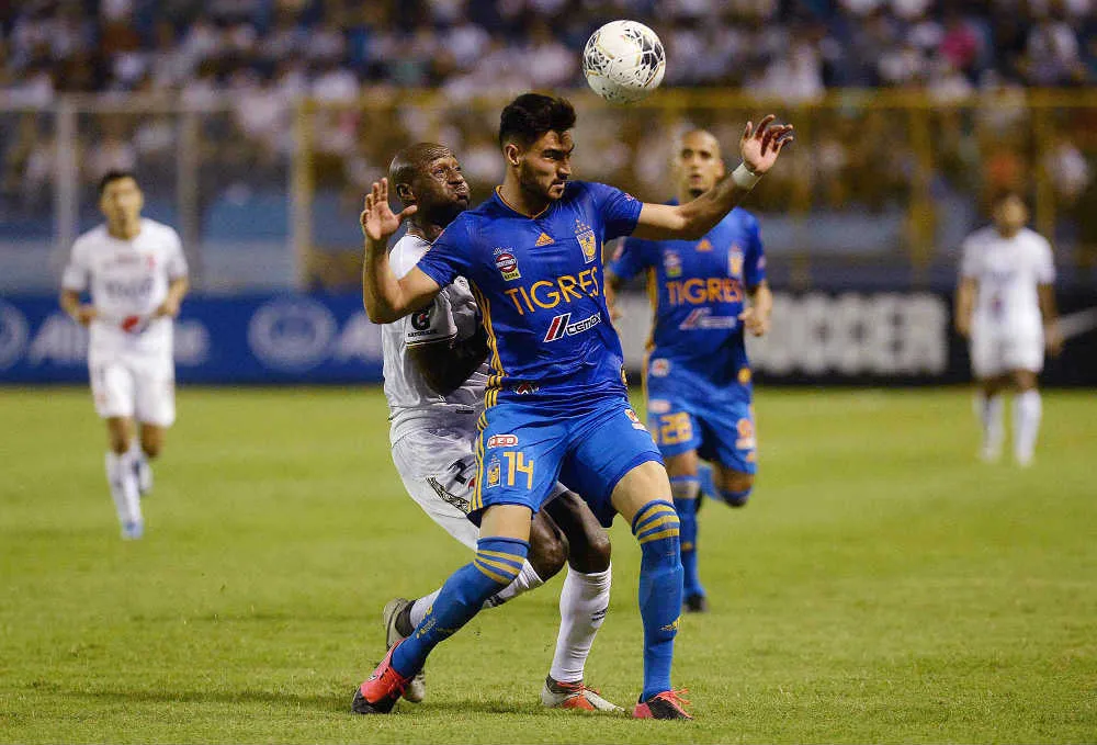 IMAGO7 Juan Sánchez lucha por la esférica en Concahampions