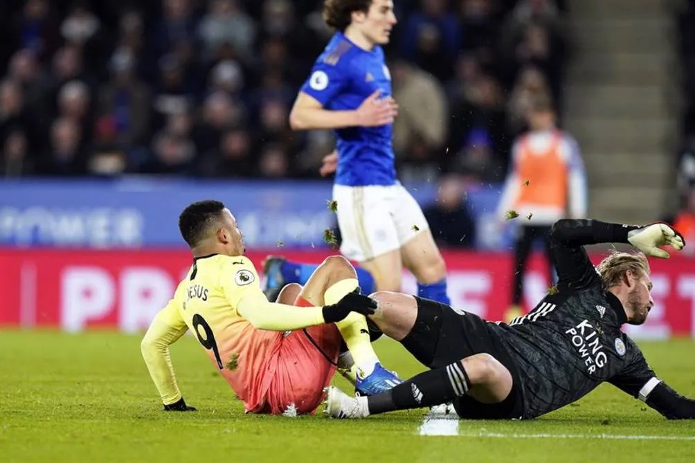 Schmeichel nada pudo hacer con el gol de Jesús