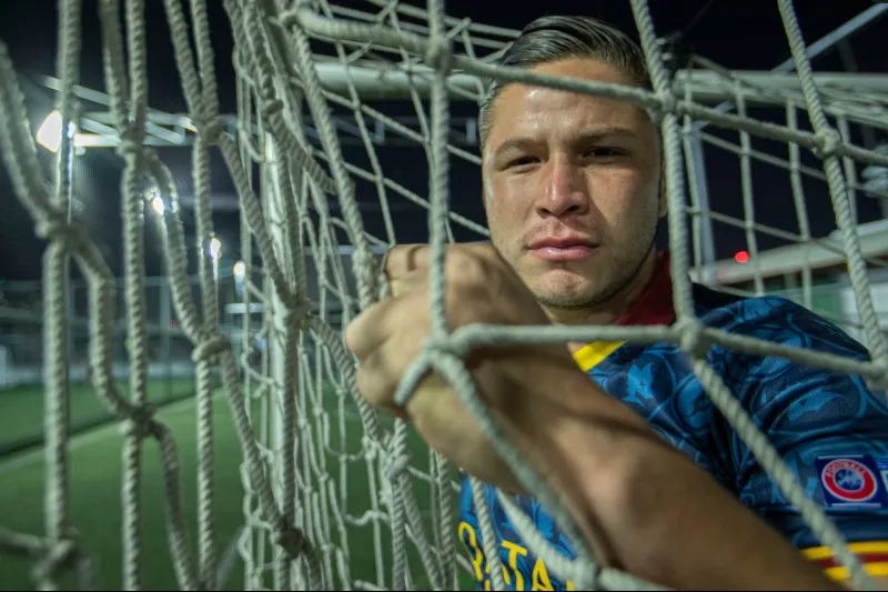 Olalde en una cancha de futbol