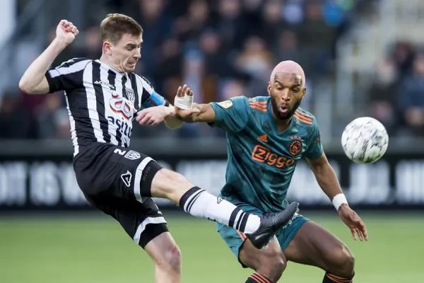 Pelea por el esférico en el Heracles vs Ajax