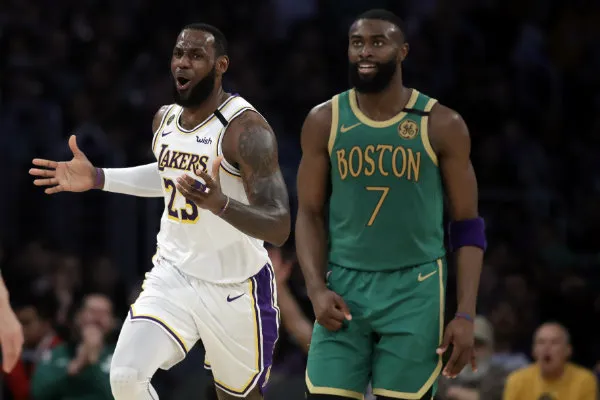 AP LeBron James en acción ante Celtics
