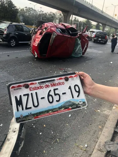ESPECIAL Placas del automóvil accidentado en Naucalpan